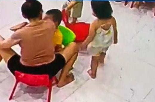 Hình ảnh cô giáo hất cùi chỏ vào mặt trẻ gây bức xúc dư luận.