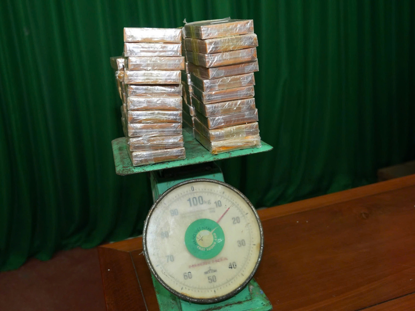 Đối tượng T.N.T và tang vật trong vụ án. Ảnh BĐBPQN