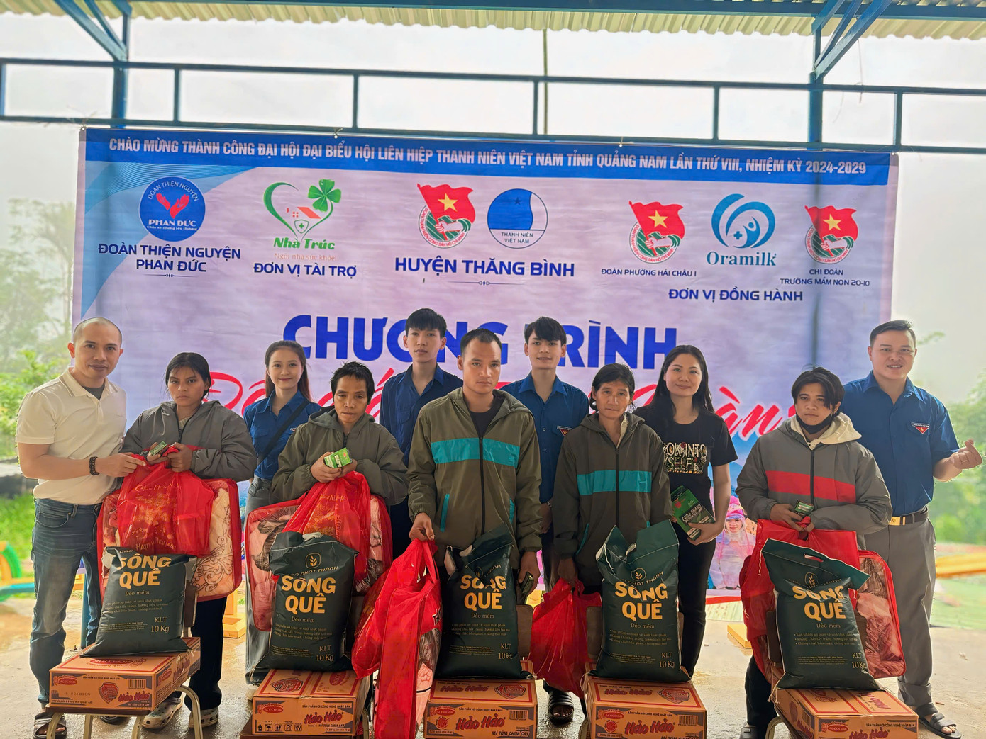 Chương trình do Huyện Đoàn Thăng Bình và nhóm thiện nguyện Phan Đức cùng một số đơn vị đồng hành phối hợp tổ chức tại điểm trường Tak Chay, xã Trà Cang, huyện Nam Trà My, Quảng Nam.