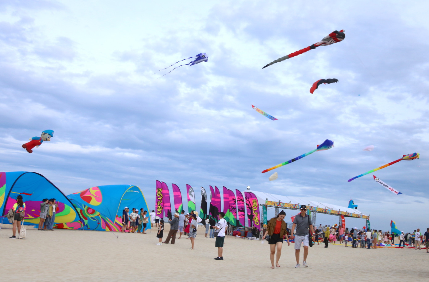 Hàng trăm con diều nghệ thuật bay trên bầu trời khiến du khách thích thú. Hàng trăm con diều nghệ thuật bay trên bầu trời khiến du khách thích thú.