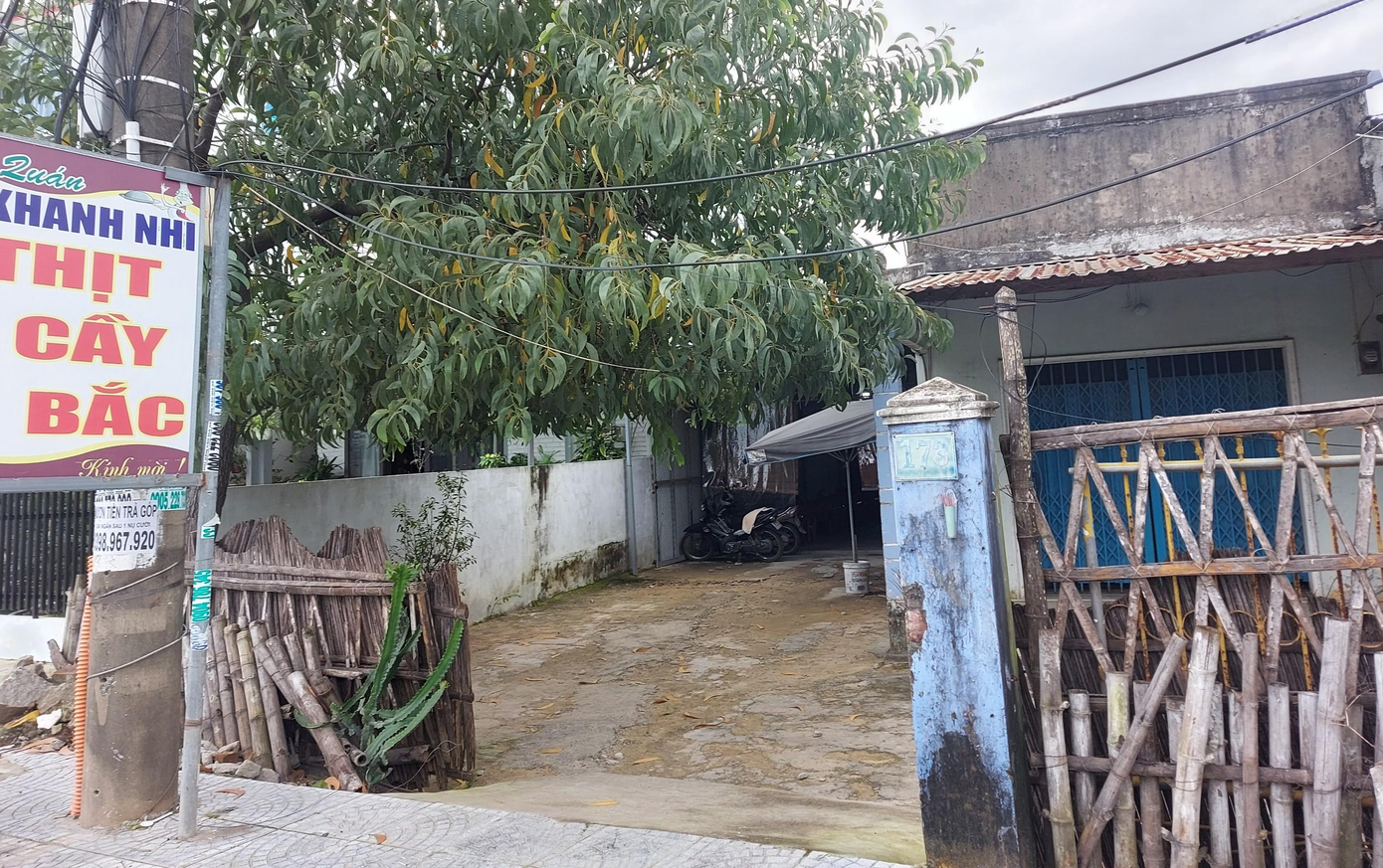 Một quán thịt chó trên đường Nguyễn Tất Thành, Tp. Hội An.