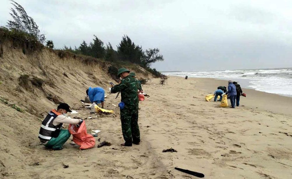 Hoạt động thu gom dầu vón cục ở bờ biển. Hoạt động thu gom dầu vón cục ở bờ biển.