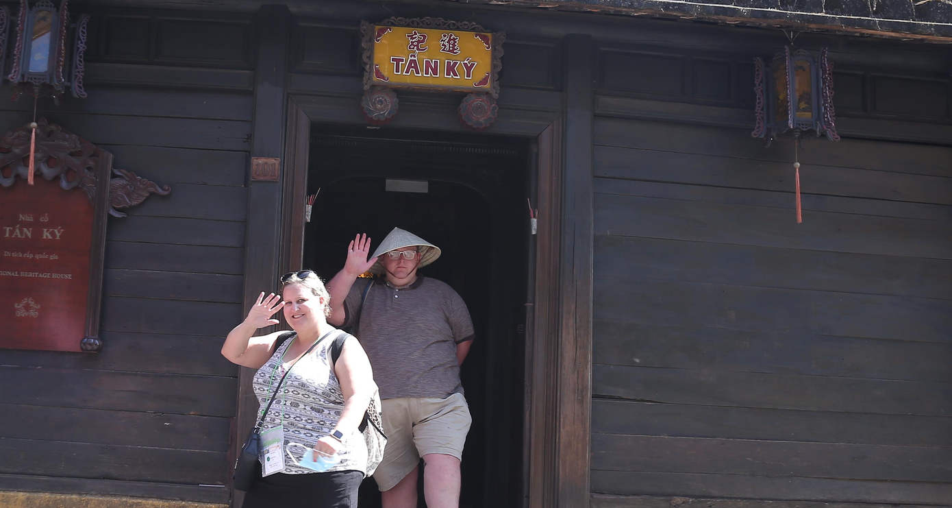 Tham quan nhà cổ Tấn Ký.