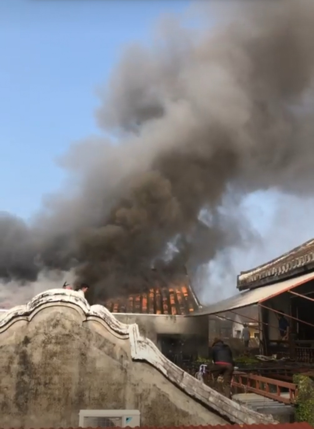 Lực lượng chức năng nỗ lực dập tắt đám cháy. Ảnh FB Lực lượng chức năng nỗ lực dập tắt đám cháy. Ảnh FB