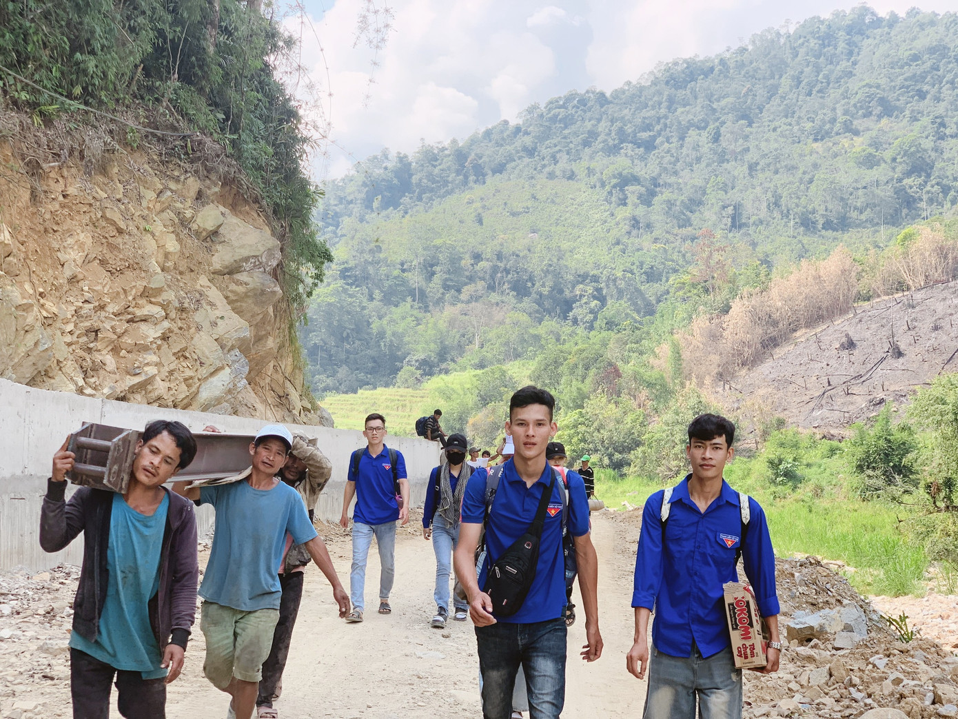 Công trình là kết quả chung tay góp sức của nhiều người, trong đó có mạnh thường quân tài trợ, bạn trẻ ĐVTN không quản ngại khó khăn băng rừng vượt suối thực hiện, người dân hỗ trợ tích cực.