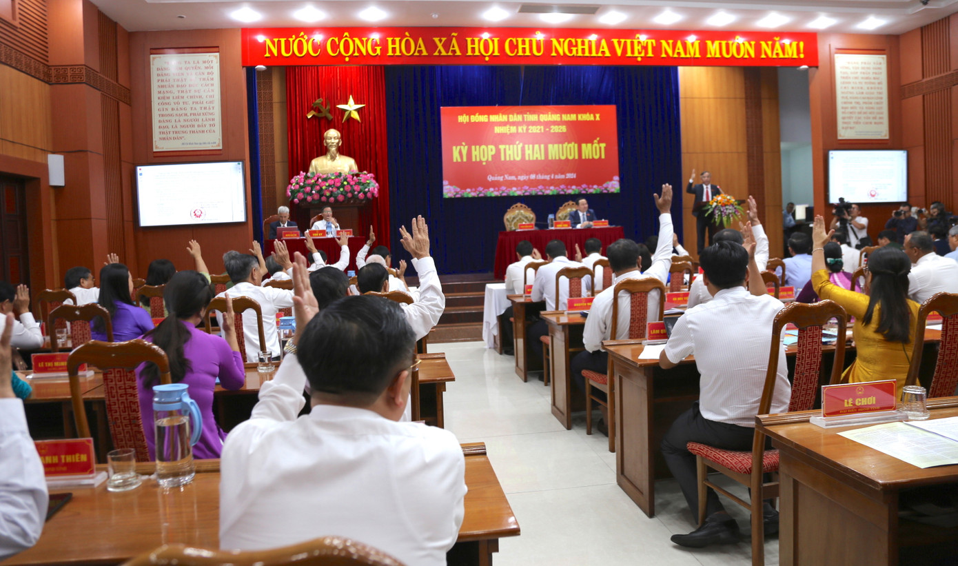 100% đại biểu có mặt thống nhất miễn nhiệm chức danh Chủ tịch HĐND tỉnh, Chủ tịch UBND và Phó Chủ tịch UBND tỉnh Quảng Nam. Ảnh: Hoài Văn 100% đại biểu có mặt thống nhất miễn nhiệm chức danh Chủ tịch HĐND tỉnh, Chủ tịch UBND và Phó Chủ tịch UBND tỉnh Quảng Nam. Ảnh: Hoài Văn