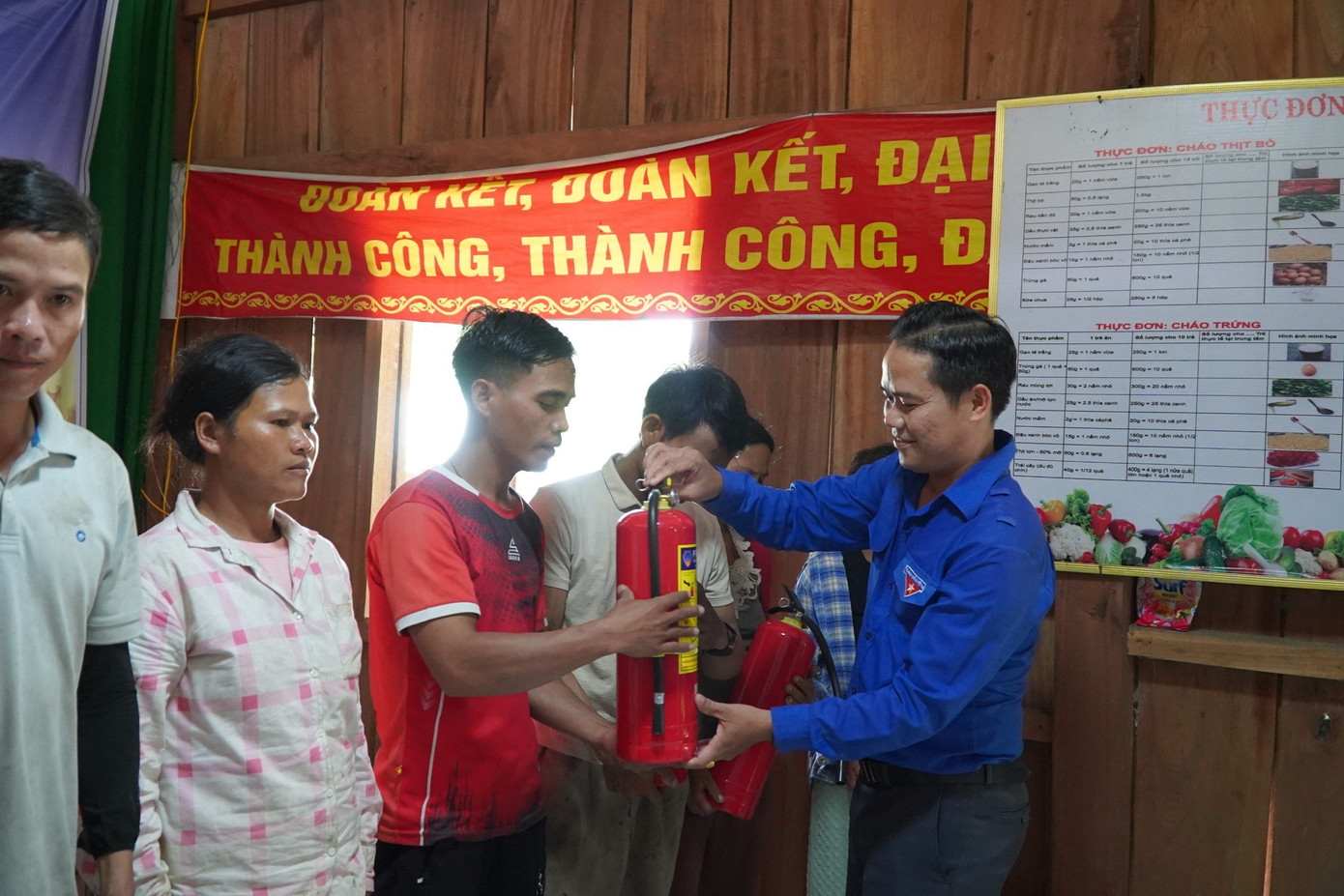 Phó Bí thư thường trực Tỉnh Đoàn Quảng Nam Hoàng Văn Thanh trao bình chữa cháy cho các hộ dân. Phó Bí thư thường trực Tỉnh Đoàn Quảng Nam Hoàng Văn Thanh trao bình chữa cháy cho các hộ dân.