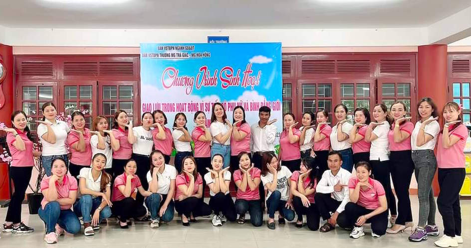 Các buổi giao lưu nâng cao năng lực tuyên truyền bình đẳng giới cho cán bộ, giáo viên. Các buổi giao lưu nâng cao năng lực tuyên truyền bình đẳng giới cho cán bộ, giáo viên.