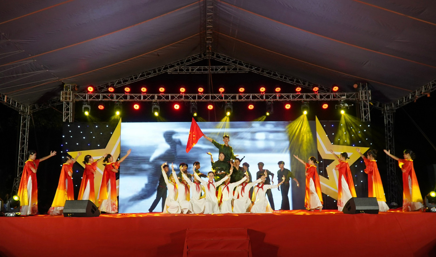 Chương trình Liên hoan nghệ thuật chủ đề “Bản hùng ca bất diệt” được dàn dựng công phu với sự tham gia biểu diễn của đoàn viên thanh niên. Chương trình Liên hoan nghệ thuật chủ đề “Bản hùng ca bất diệt” được dàn dựng công phu với sự tham gia biểu diễn của đoàn viên thanh niên.