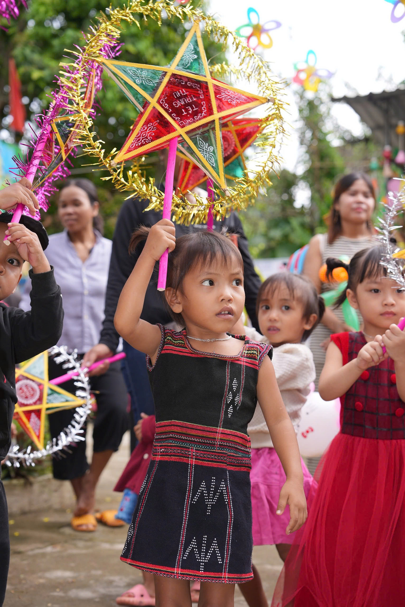 Một em nhỏ đáng yêu trong bộ đồ truyền thống dân tộc Cơ Tu tại chương trình.