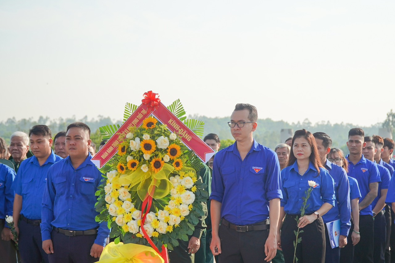 Lễ xuất quân hành trình “Lịch sử và khát vọng tuổi trẻ”, đoàn dâng hương, dâng hoa tại Tượng đài Mẹ Việt Nam anh hùng. Ảnh: Thu Vui Lễ xuất quân hành trình “Lịch sử và khát vọng tuổi trẻ”, đoàn dâng hương, dâng hoa tại Tượng đài Mẹ Việt Nam anh hùng. Ảnh: Thu Vui