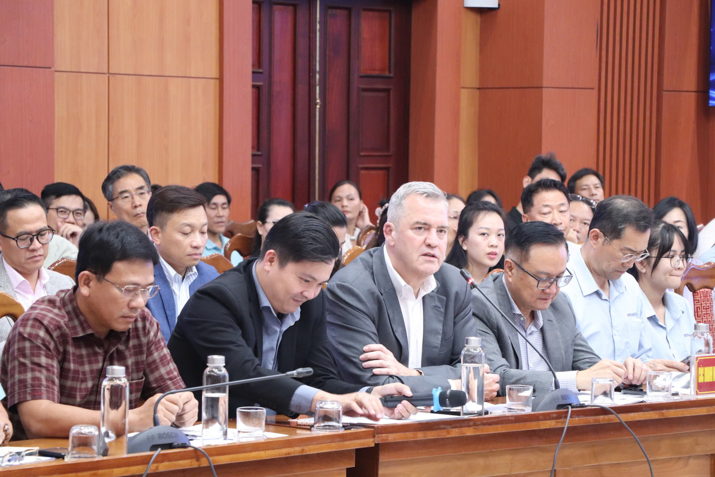 Các doanh nghiệp trực tiếp phản ánh những vướng mắc trong thực tế triển khai dự án trên địa bàn tới lãnh đạo tỉnh Quảng Nam.