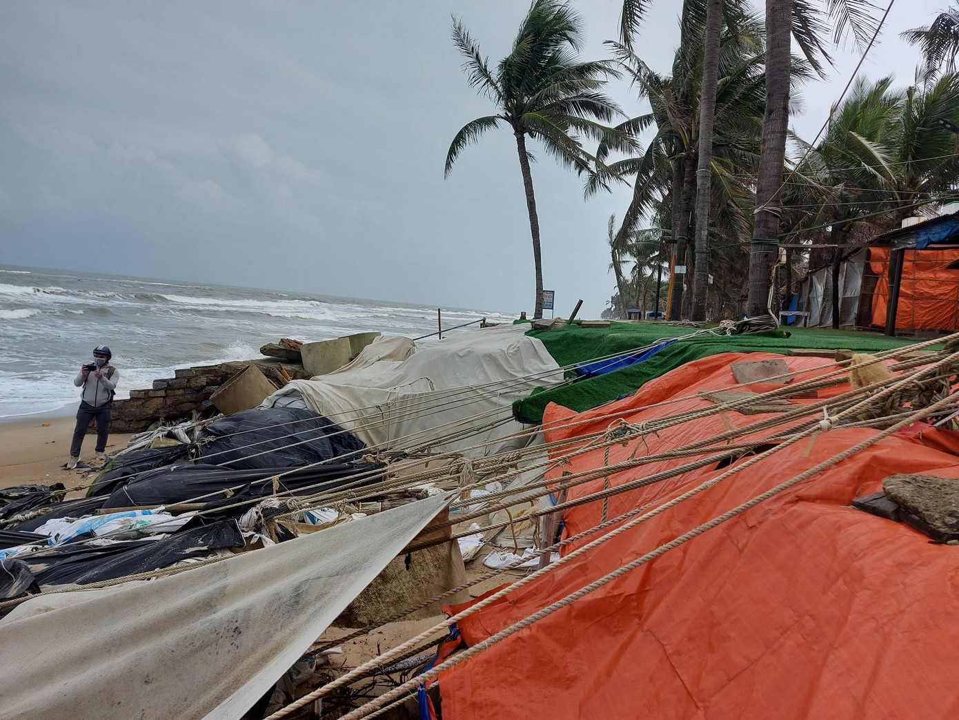 Chính quyền và người dân đang nỗ lực cứu bãi biển vốn lọt top đẹp nhất Châu Á (năm 2015) này.