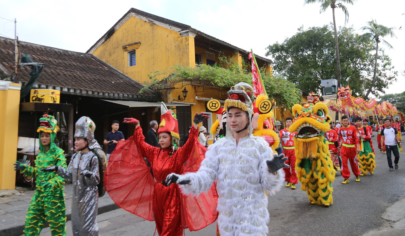 Đoàn thiên cẩu dẫn đầu đoàn diễu hành làm rộn ràng phố hội. Đoàn thiên cẩu dẫn đầu đoàn diễu hành làm rộn ràng phố hội.
