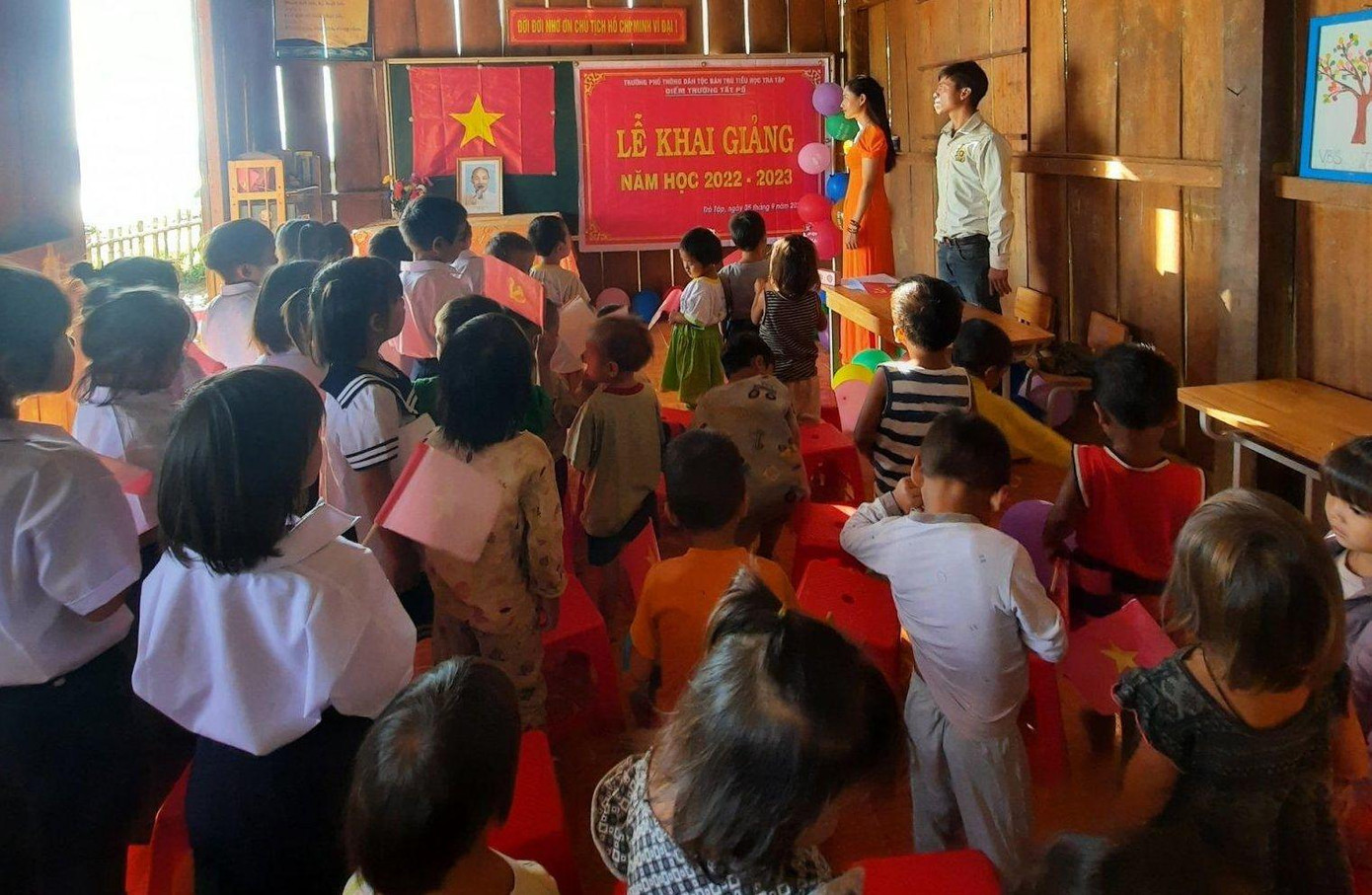 Năm học năm nay, điểm trường Tăk Pổ đón 38 học sinh hai cấp học mầm non và tiểu học. Hai cô giáo phụ trách dạy tại điểm trường. "Dù còn nhiều khó khăn, vất vả nhưng tụi em mong và sẽ cố gắng hết sức để cùng các học trò của mình có một năm dạy và học thật tốt" - cô Trà Thị Thu chia sẻ. Năm học năm nay, điểm trường Tăk Pổ đón 38 học sinh hai cấp học mầm non và tiểu học. Hai cô giáo phụ trách dạy tại điểm trường. "Dù còn nhiều khó khăn, vất vả nhưng tụi em mong và sẽ cố gắng hết sức để cùng các học trò của mình có một năm dạy và học thật tốt" - cô Trà Thị Thu chia sẻ.