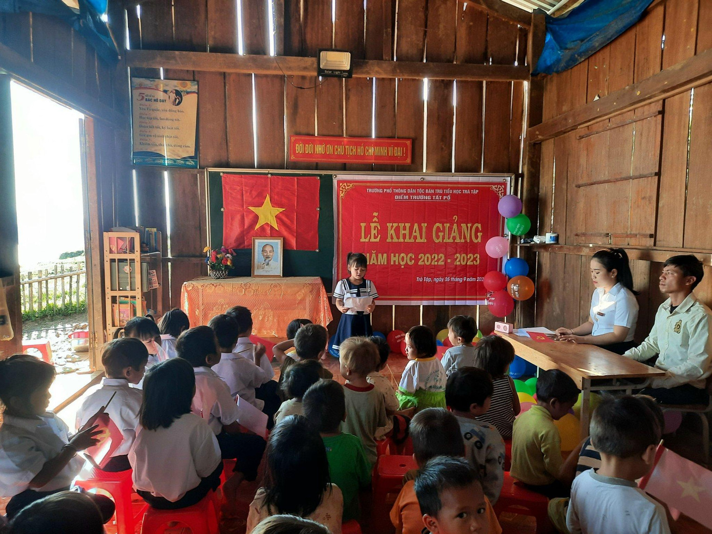 Tại điểm trường Tắk Pổ - Trường Phổ thông Dân tộc bán trú tiểu học Trà Tập (xã Trà Tập, huyện Nam Trà My, tỉnh Quảng Nam) các cô trò cùng nhau đón chào năm học mới. Tại điểm trường Tắk Pổ - Trường Phổ thông Dân tộc bán trú tiểu học Trà Tập (xã Trà Tập, huyện Nam Trà My, tỉnh Quảng Nam) các cô trò cùng nhau đón chào năm học mới.