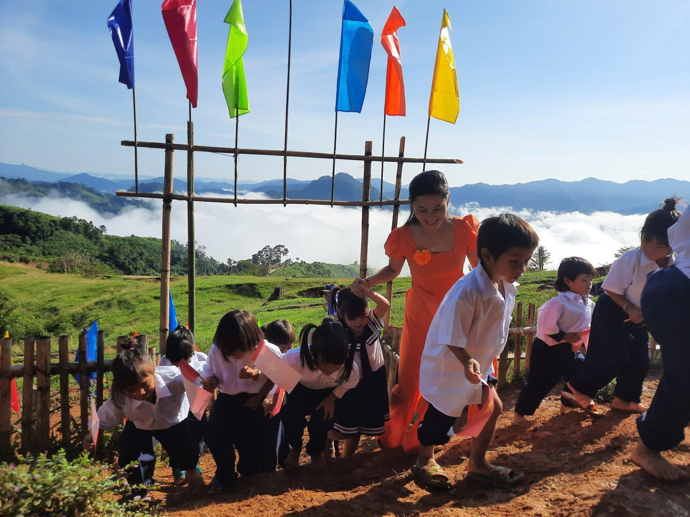 Cô trò khai giảng ở điểm trường bồng bềnh mây núi Cô trò khai giảng ở điểm trường bồng bềnh mây núi