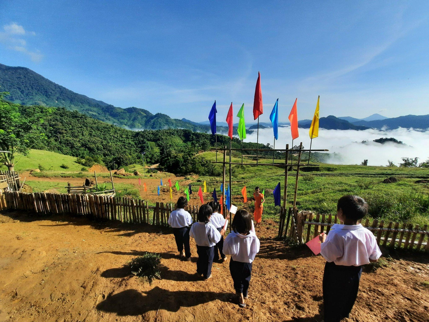 Hình ảnh tuyệt đẹp ở "ngôi trường cổ tích" bồng bềnh mây núi. Hình ảnh tuyệt đẹp ở "ngôi trường cổ tích" bồng bềnh mây núi.