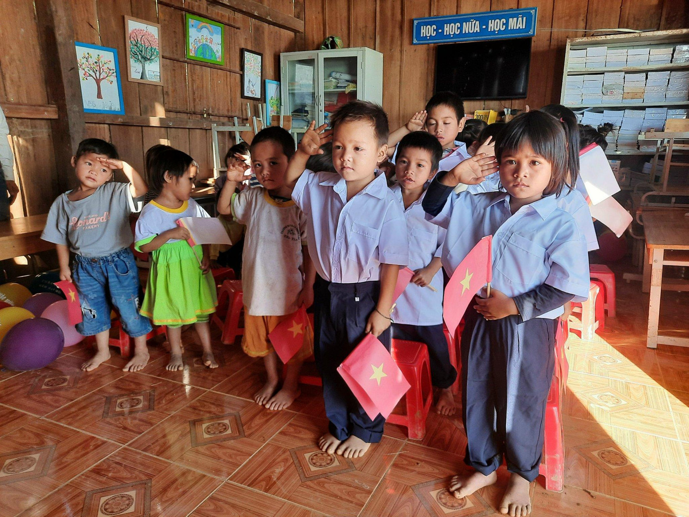 Lễ khai giảng đơn sơ nhưng vẫn trang trọng. Cô giáo trong tà áo dài dẫn các học trò tới lớp. Lễ khai giảng đơn sơ nhưng vẫn trang trọng. Cô giáo trong tà áo dài dẫn các học trò tới lớp.
