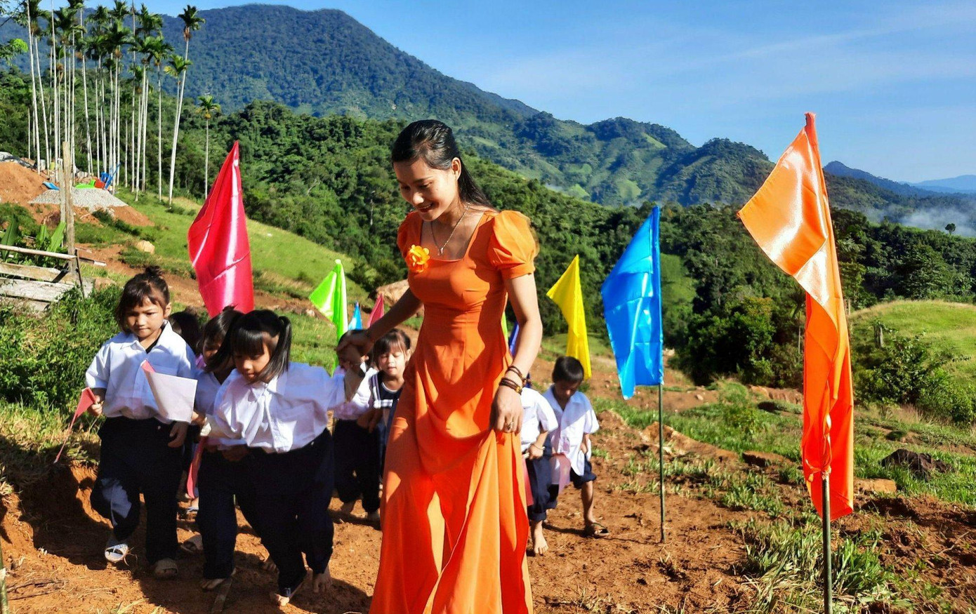 Những ánh mắt tràn đầy niềm vui trong tình yêu thương của cô giáo. Những ánh mắt tràn đầy niềm vui trong tình yêu thương của cô giáo.