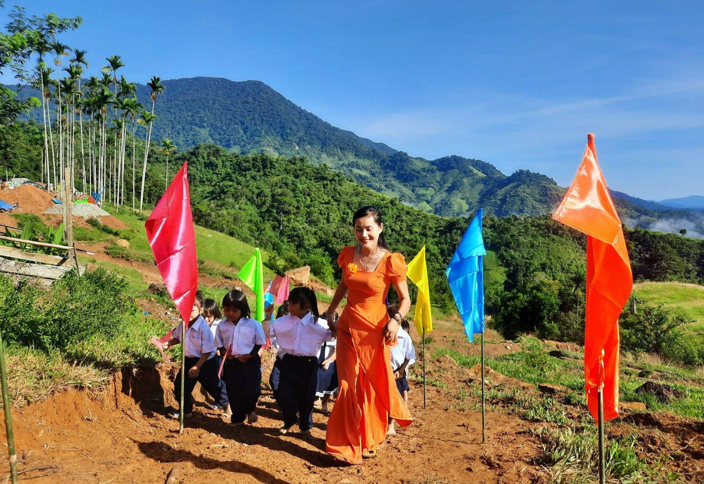 Sáng 5/9, cùng với hàng triệu học sinh cả nước, học trò vùng núi cao huyện Nam Trà My (Quảng Nam) cũng nô nức khai giảng năm học mới. Ảnh: Trà Thị Thu Sáng 5/9, cùng với hàng triệu học sinh cả nước, học trò vùng núi cao huyện Nam Trà My (Quảng Nam) cũng nô nức khai giảng năm học mới. Ảnh: Trà Thị Thu