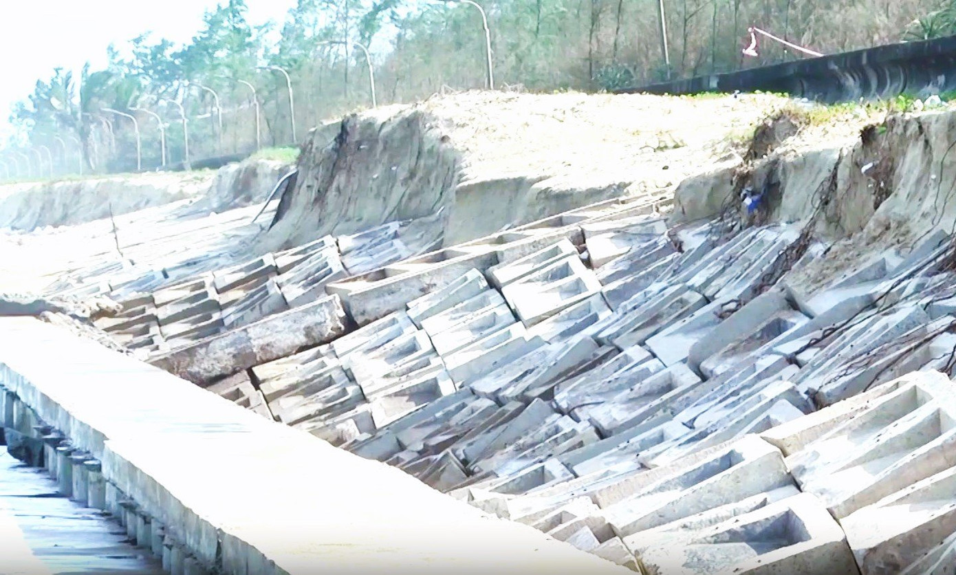 Bờ kè biển Tam Thanh bị hư hỏng. Ảnh CTV