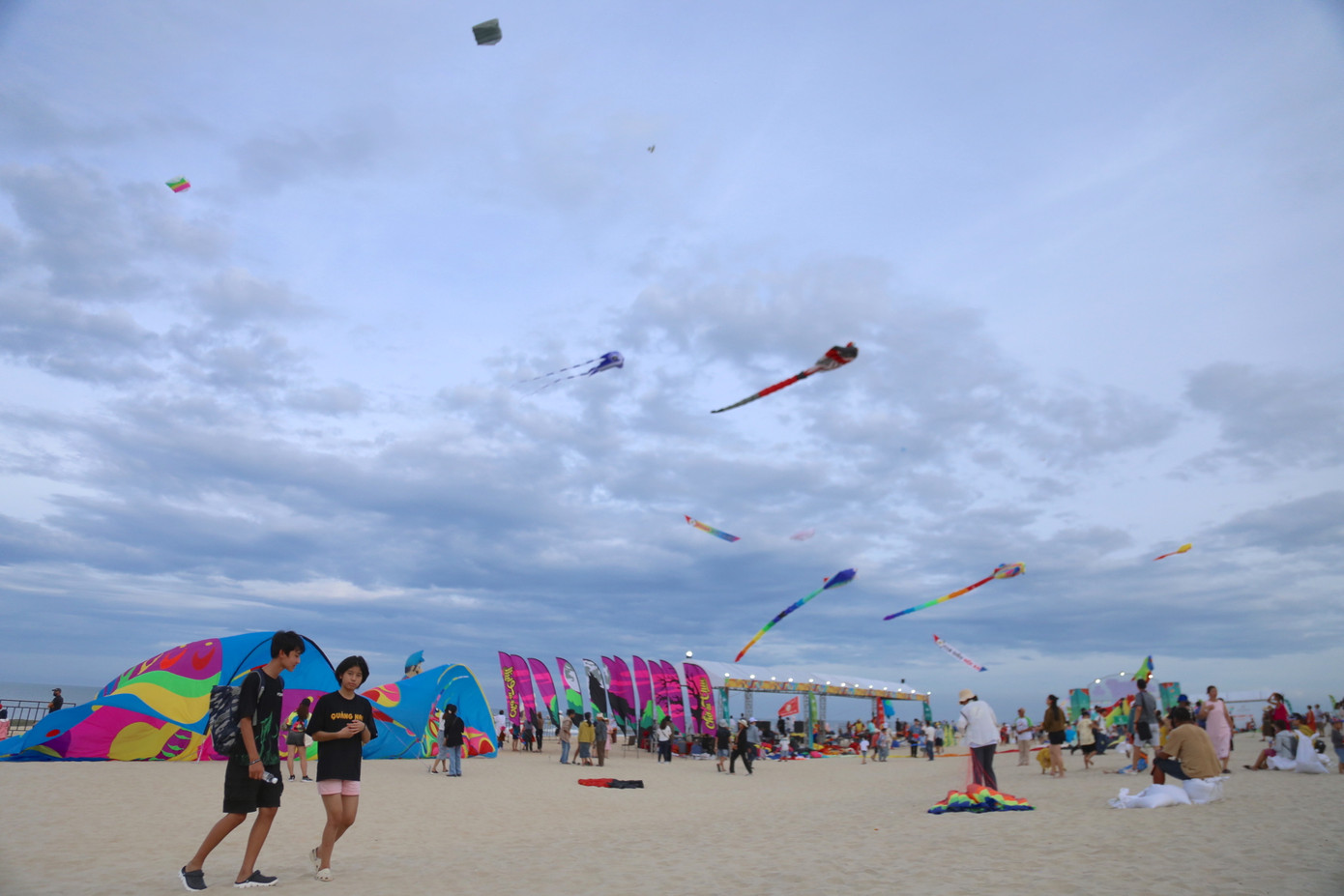 Các đội mang đến những màn trình diễn thả diều nghệ thuật mãn nhãn với khoảng 100 loại diều khác nhau, cùng với không gian trưng bày diều đa sắc màu. Các đội mang đến những màn trình diễn thả diều nghệ thuật mãn nhãn với khoảng 100 loại diều khác nhau, cùng với không gian trưng bày diều đa sắc màu.