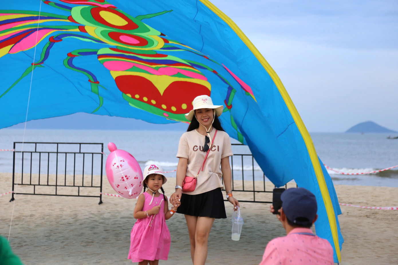 Du khách thích thú check-in cùng những chú diều. Du khách thích thú check-in cùng những chú diều.