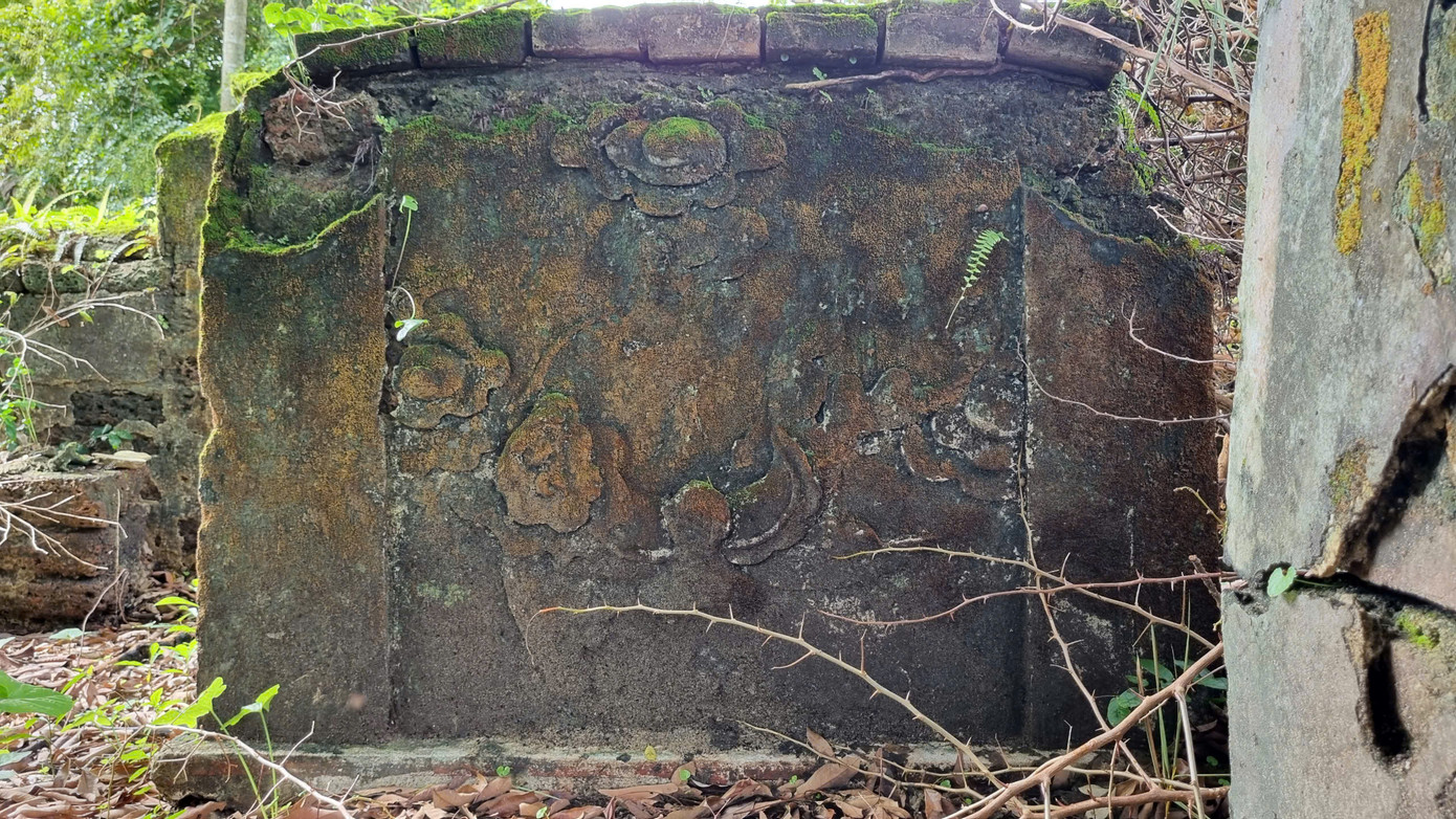 Các hình ảnh được khắc tại khu mộ.