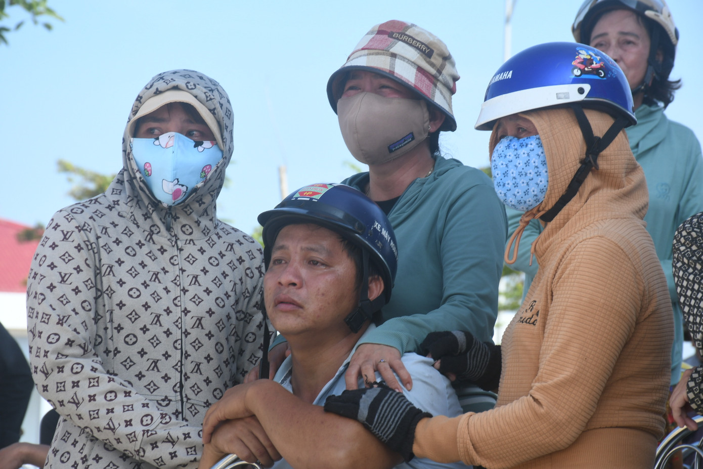 Nhiều nước mắt trong buổi đón ngư dân trở về. Nhiều nước mắt trong buổi đón ngư dân trở về.