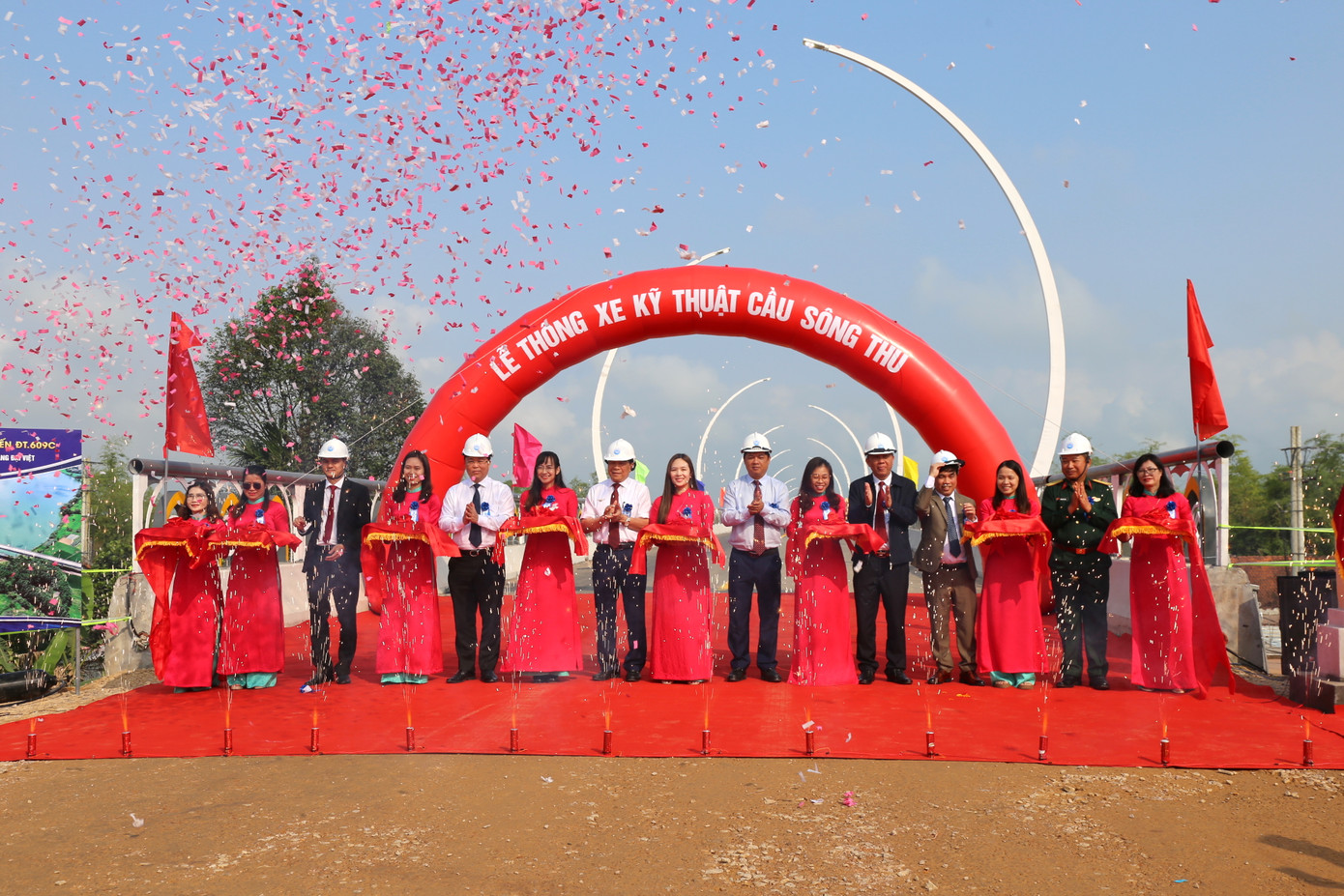 Lãnh đạo tỉnh Quảng Nam thực hiện nghi thức thông xe kỹ thuật cầu Sông Thu, cầu An Bình và tuyên dương cá nhân, tập thể có đóng góp lớn trong triển khai dự án. Lãnh đạo tỉnh Quảng Nam thực hiện nghi thức thông xe kỹ thuật cầu Sông Thu, cầu An Bình và tuyên dương cá nhân, tập thể có đóng góp lớn trong triển khai dự án.