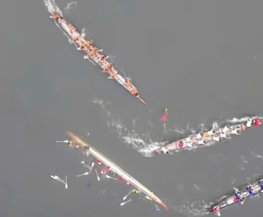 Hiện trường vụ lật thuyền đua. Ảnh C.B