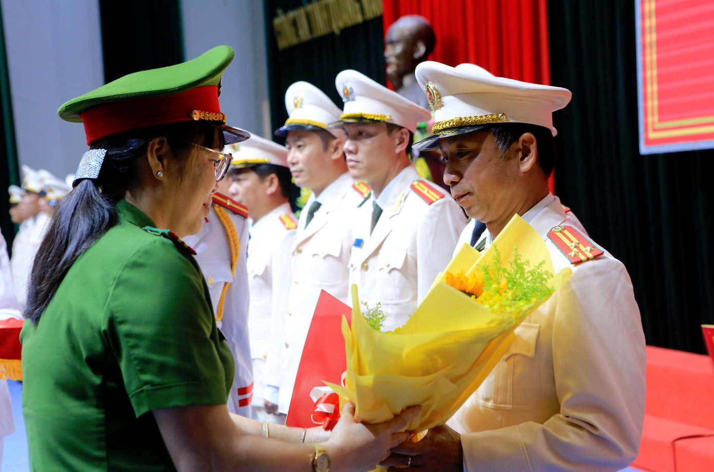 Lãnh đạo công an tỉnh Quảng Nam trao quyết định điều động, bổ nhiệm.