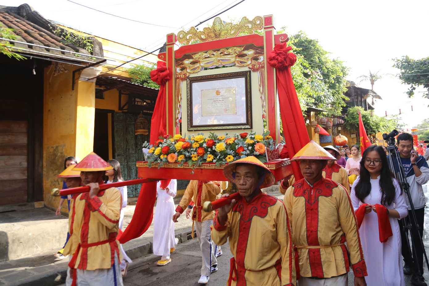 Việc tổ chức các hoạt động nhằm bày tỏ lòng thành kính với các bậc tiền hiền. Việc tổ chức các hoạt động nhằm bày tỏ lòng thành kính với các bậc tiền hiền.