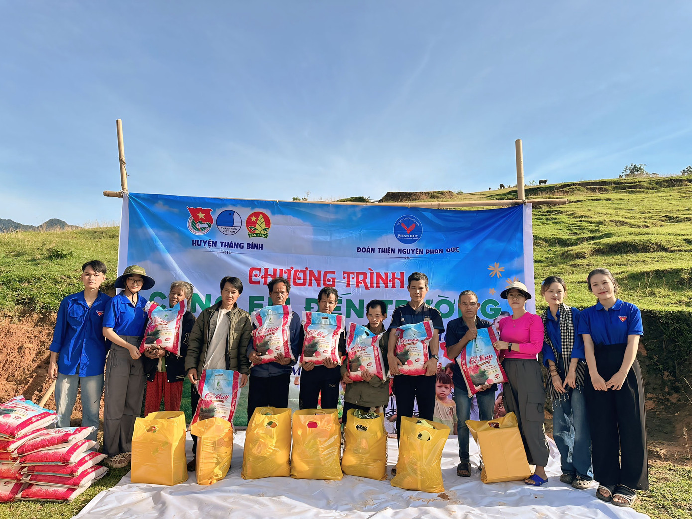 Nhóm thiện nguyện trao tặng 50 suất quà là sách vở, cặp sách, áo quần đồng phục; tặng 70 lá cờ, 70 chiếc khăn quàng đỏ cho các em nhỏ nhân dịp đầu năm học mới. 45 suất quà là các vật phẩm thiết yếu trao tặng tới bà con và tổ chức bữa ăn nhân ái cùng người dân trong làng. Nhóm thiện nguyện trao tặng 50 suất quà là sách vở, cặp sách, áo quần đồng phục; tặng 70 lá cờ, 70 chiếc khăn quàng đỏ cho các em nhỏ nhân dịp đầu năm học mới. 45 suất quà là các vật phẩm thiết yếu trao tặng tới bà con và tổ chức bữa ăn nhân ái cùng người dân trong làng.