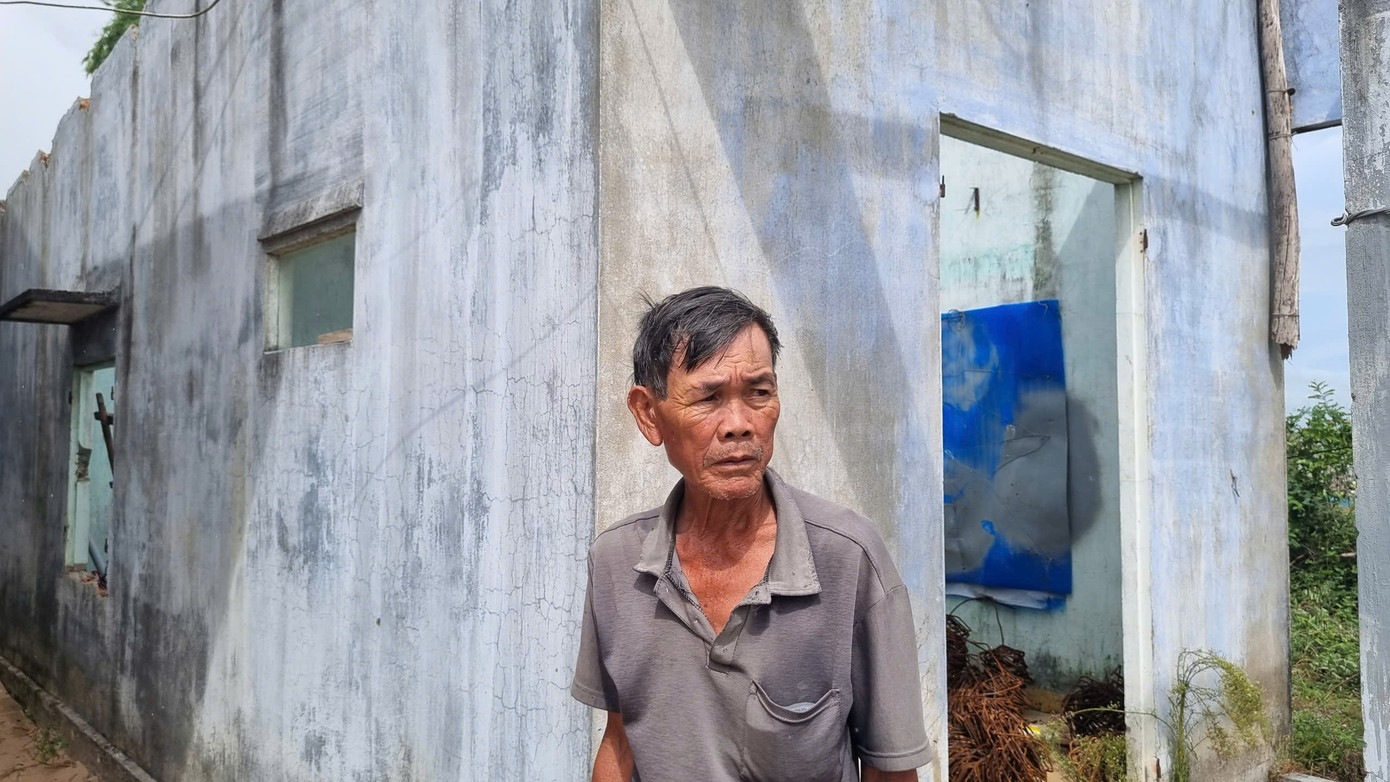 Ông Trương Công Trực (68 tuổi) nói, trước đây nhà ông ở giữa làng nhưng xâm thực khiến biển tiến sát nhà. Ông Trương Công Trực (68 tuổi) nói, trước đây nhà ông ở giữa làng nhưng xâm thực khiến biển tiến sát nhà.