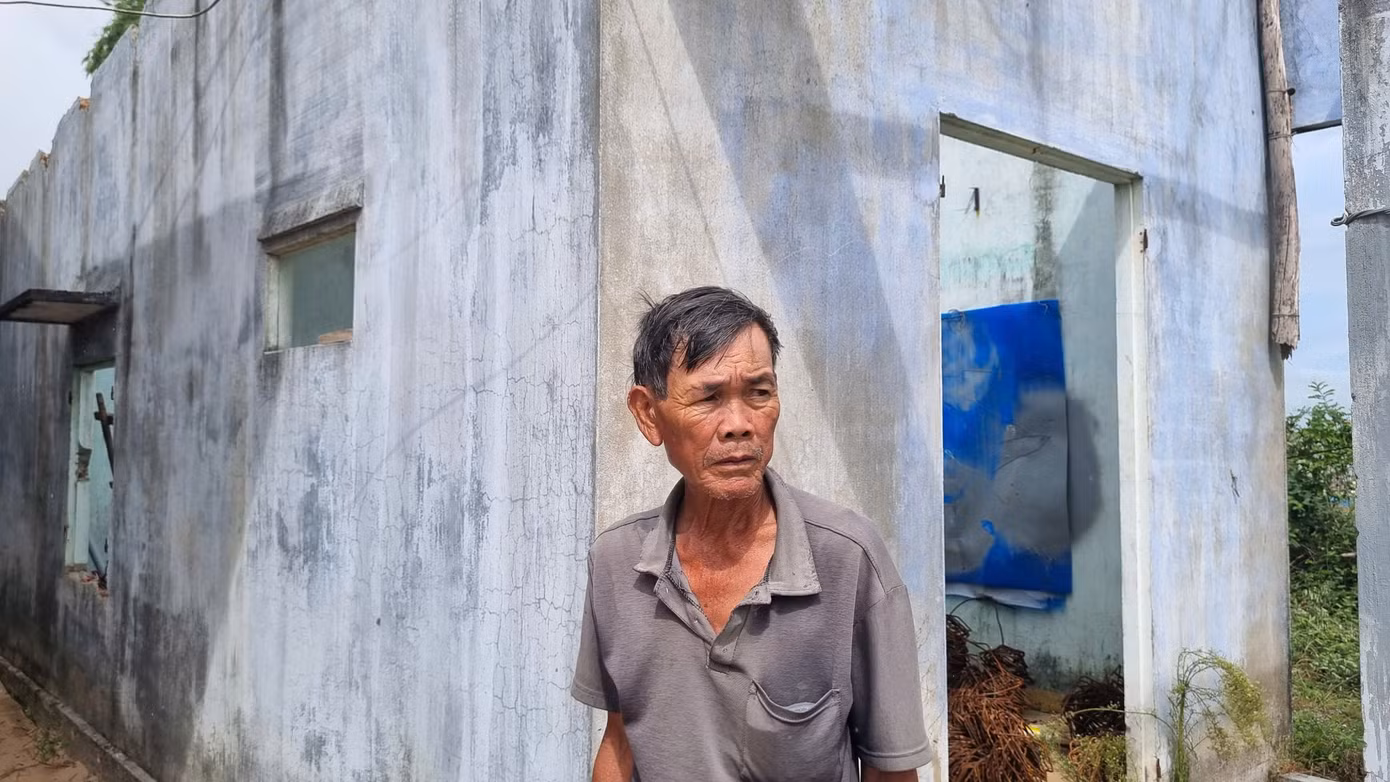 Ông Trương Công Trực (68 tuổi) nói, trước đây nhà ông ở giữa làng nhưng xâm thực khiến biển tiến sát nhà.