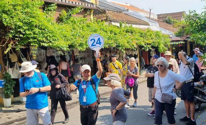 Du khách tham quan phố cổ Hội An. Ảnh: Hoài Văn