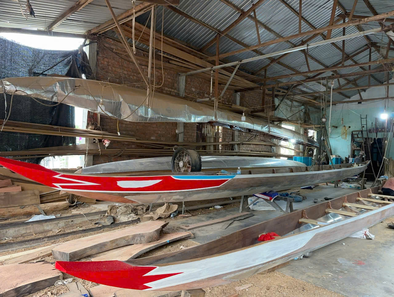 Cơ sở của ông Nhứt nhận đóng ghe đua đủ loại, từ ghe cho 6 người đua đến ghe 8 người, 13 người, 17 người, 25 người tương ứng với độ dài rộng khác nhau. Mỗi chiếc ghe bán với giá từ 45 triệu đồng/ chiếc đến 127 triệu đồng/ chiếc. Cơ sở của ông Nhứt nhận đóng ghe đua đủ loại, từ ghe cho 6 người đua đến ghe 8 người, 13 người, 17 người, 25 người tương ứng với độ dài rộng khác nhau. Mỗi chiếc ghe bán với giá từ 45 triệu đồng/ chiếc đến 127 triệu đồng/ chiếc.