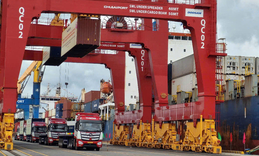 Những lô hàng đầu tiên xuất khẩu thị trường quốc tế qua cảng Chu Lai ngày đầu năm mới. Những lô hàng đầu tiên xuất khẩu thị trường quốc tế qua cảng Chu Lai ngày đầu năm mới.