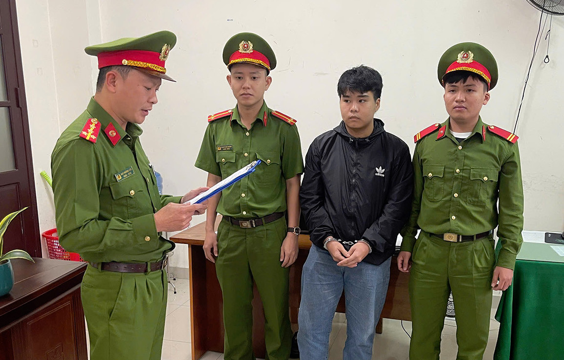 Công an tống đạt lệnh tạm giam đối với Nguyễn Thị Cẩm Ngọc, Trương Thế Khải và Lê Thành Danh. Ảnh CA Công an tống đạt lệnh tạm giam đối với Nguyễn Thị Cẩm Ngọc, Trương Thế Khải và Lê Thành Danh. Ảnh CA