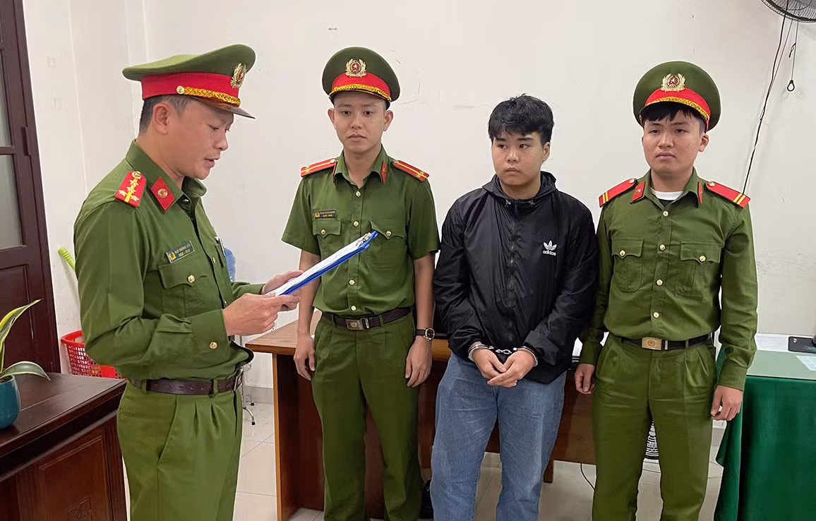 Công an tống đạt lệnh tạm giam đối với Nguyễn Thị Cẩm Ngọc, Trương Thế Khải và Lê Thành Danh. Ảnh CA