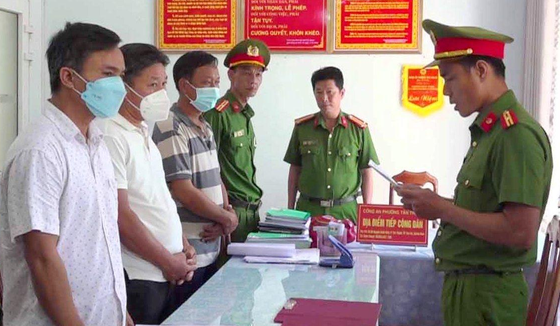 Công an bắt tạm giam 3 đối tượng để điều tra hành vi vi phạm quy định về đầu tư công trình xây dựng gây hậu quả nghiêm trọng. Ảnh CA