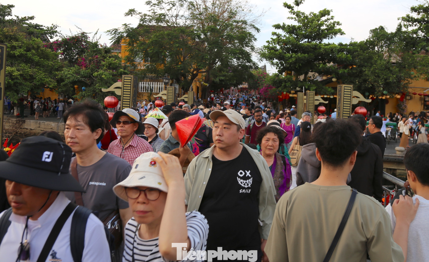 Rất đông du khách đến phố cổ Hội An dịp lễ 30/4-1/5. Ảnh: Hoài Văn