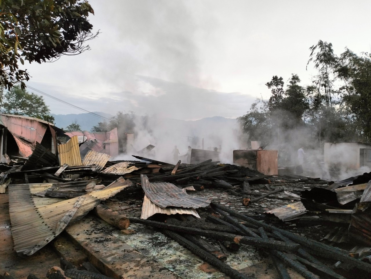 Vụ hoả hoạn lúc rạng sáng nay khiến 8 ngôi nhà của người dân ở Quảng Nam bị thiêu rụi. Vụ hoả hoạn lúc rạng sáng nay khiến 8 ngôi nhà của người dân ở Quảng Nam bị thiêu rụi.