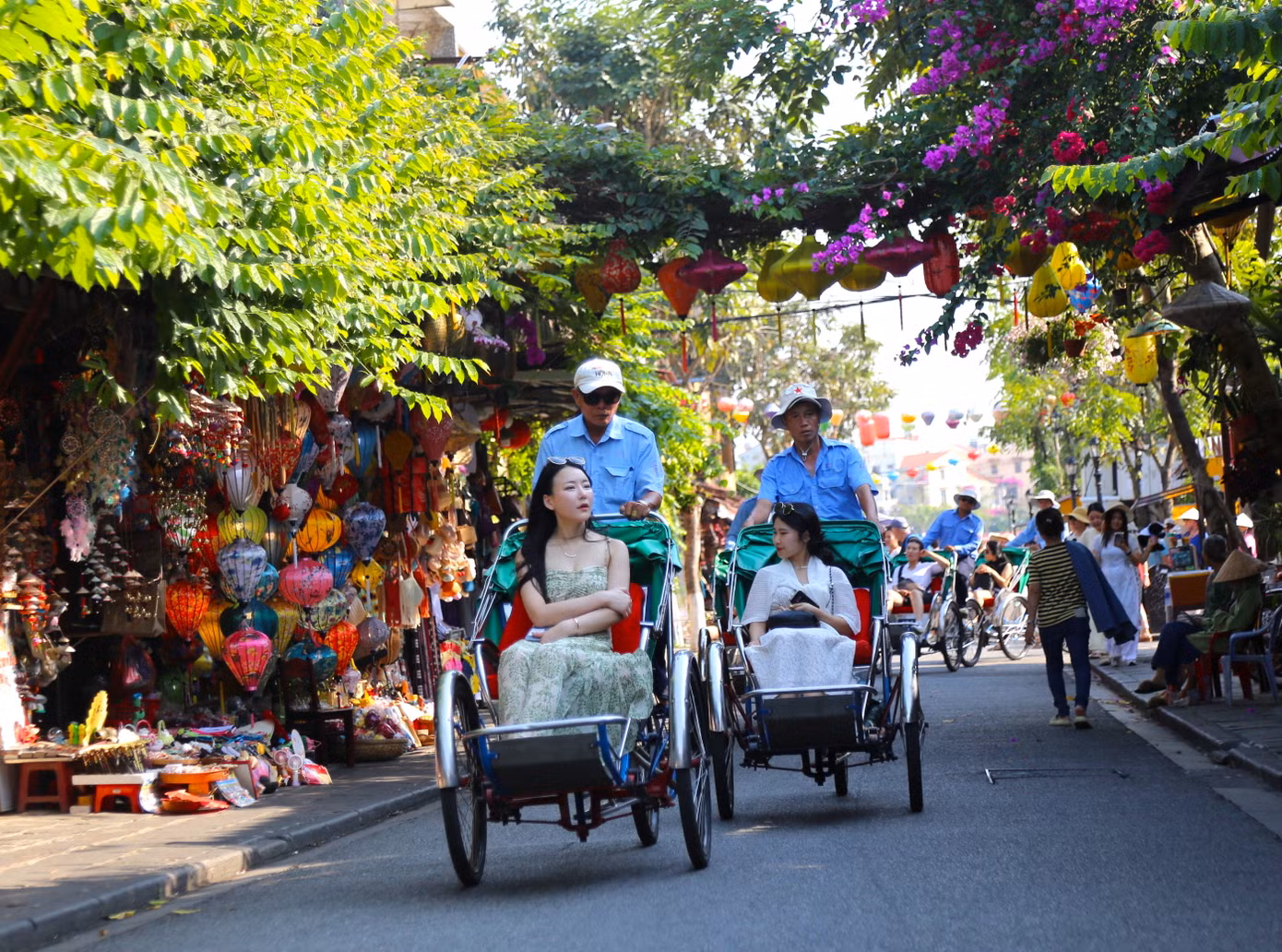 Nắng tháng 3 nhẹ nhàng hắt lên những mái nhà cổ, bức tường cổ khiến màu sắc trở nên vàng ươm bên những giàn hoa giấy khoe sắc rực rỡ. Nắng tháng 3 nhẹ nhàng hắt lên những mái nhà cổ, bức tường cổ khiến màu sắc trở nên vàng ươm bên những giàn hoa giấy khoe sắc rực rỡ.