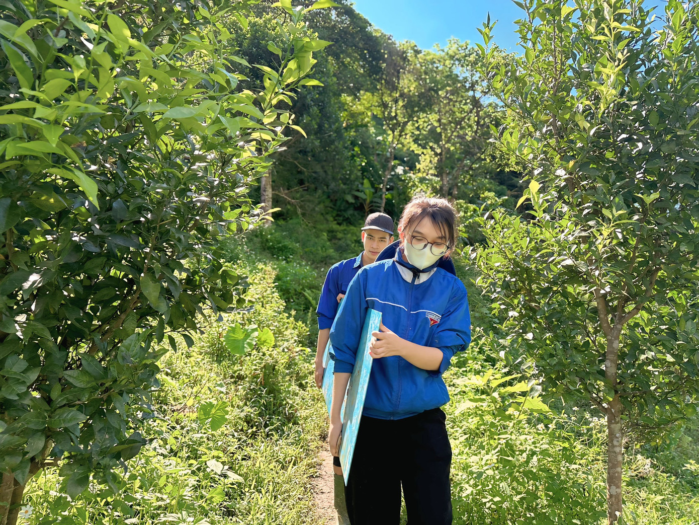 Tới điểm tập kết, dù còn mệt nhưng ai nấy khẩn trương vào việc.