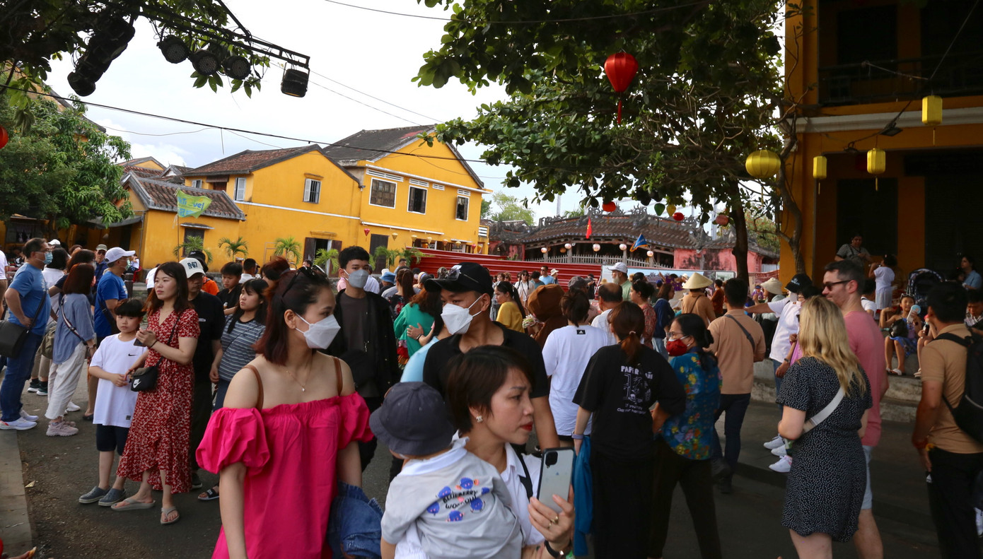 Càng về tối, lượng khách đổ về ngày một đông.