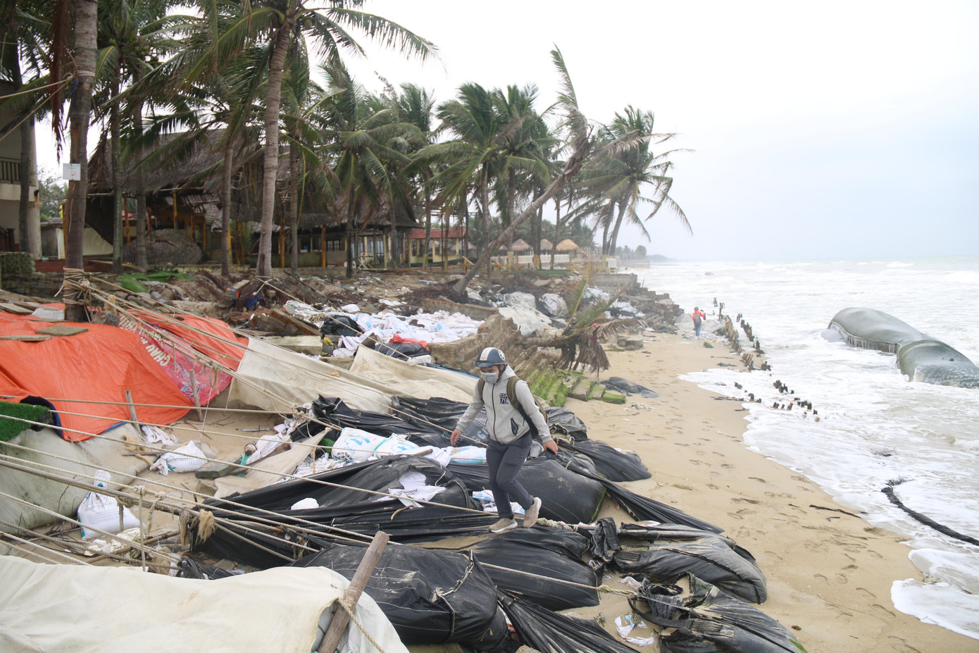Tình trạng xói lở ở biển Cửa Đại kéo dài suốt nhiều năm qua.
