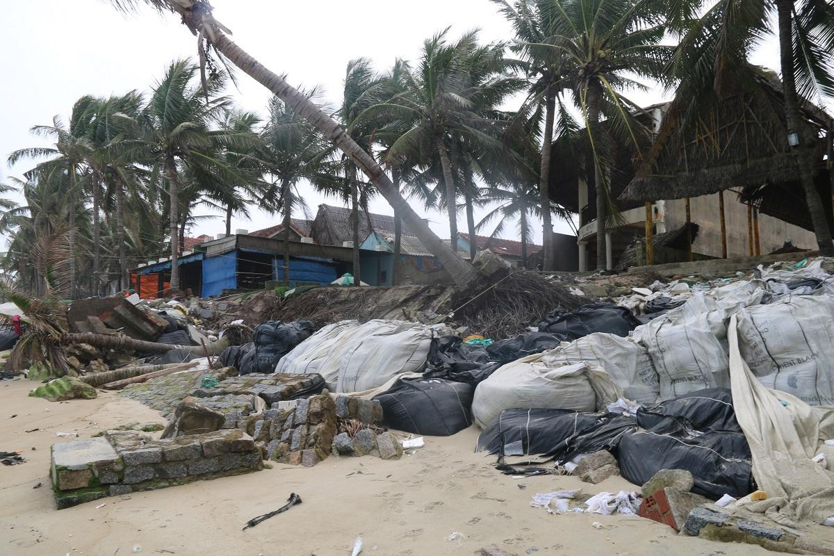 Hàng trăm mét kè bằng bê tông được các chủ nhà hàng xây dựng lên để chống biển xâm thực bị sóng đánh vỡ tan thành từng mảnh.